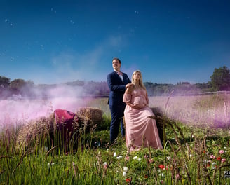photo-pose-maternite-au-champs-couple-et-fumée-rose-bulles-florent-studio-saint-omer-photographe-boulogne-sur-mer-lille-le-to