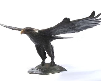 oeuvre d'artiste représentant une sculpture d'aigledans le cadre de l'art animalier