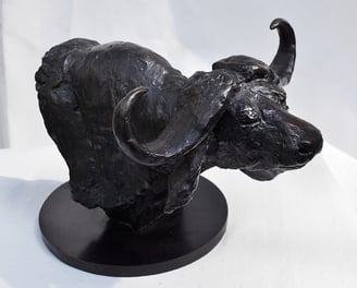 Oeuvre d'art tête de buffle en bronze par artiste animalier