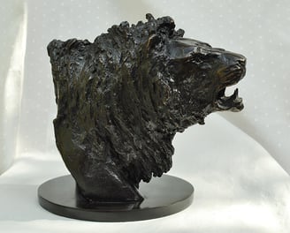 euvre d'artiste représentant une sculpture de lion dans le cadre de l'art animalier