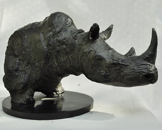 Oeuvre d'art tête de Rhinocéros en bronze par artiste animalier