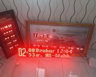 running teks sebagai jam digital masjid