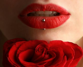 Lábios volumosos com batom vermelho