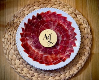 Plato de jamón cortado por Adrián Laynez