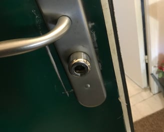 poignée de porte et serrure fichet sur porte blindée