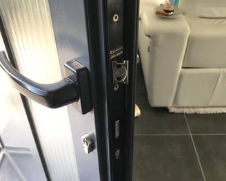 porte équipée d'une serrure assa abloy poignée noire