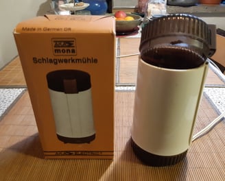 Schlagwerkmühle "Mona" mit Karton