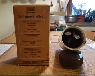 Schlagwerkmühle "Mona" mit Karton