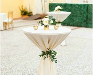 Mesa de coctel en el patio de una casa en el paso