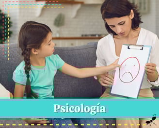 Niña señala dibujo con cara triste durante evaluación emocional con psicóloga infantil.