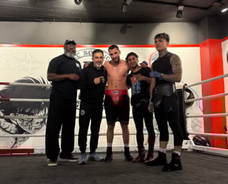 Une équipe de boxeurs et entraineurs