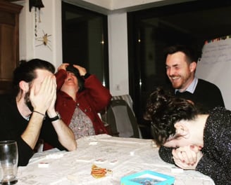 Soirée jeux entre amis, pleine de rires et de complicité, animée dans un cadre chaleureux.