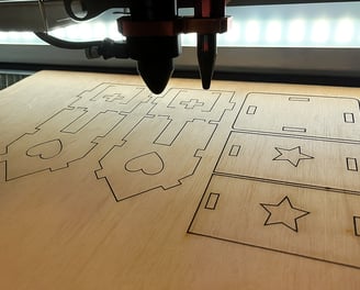 Corte y grabado láser en acrílico, MDF y metal