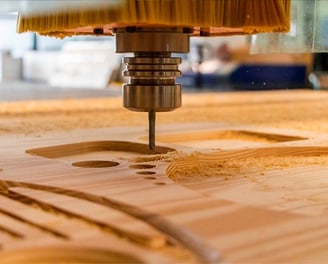 Proceso de corte CNC sobre tabla de MDF con acabado de precisión