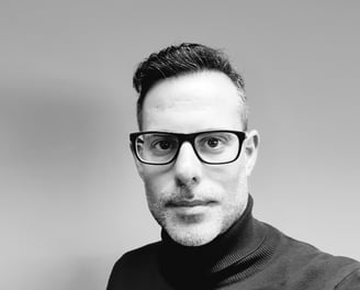 Retrato de Iván Soto, fundador de NudMinds y experto en liderazgo, ventas y desarrollo humano.