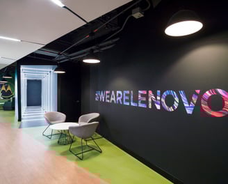 Imagen de oficinas Lenovo con #WeAreLenovo, asociada a programa de ventas y liderazgo.
