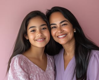 Fotografía de una madre y su hija sonriendo a la cámara 