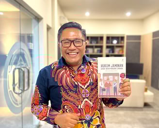 Anthonius Adhi Soedibyo dengan buku karangannya yang berjudul Hukum Jaminan