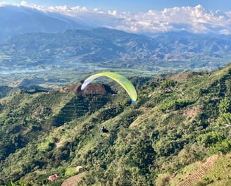 Un parapentiste vole en Colombie