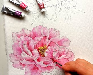 persona che dipinge un fiore ad acquerello