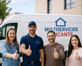 Un trabajador de Multiservicios Alicante con tres clientes dando su aprobación delante de la furgone
