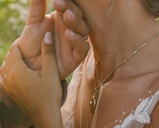 une main d'homme qui caressse le visage d'une mariée