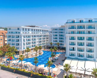 grande piscine et vue mer depuis les chambres