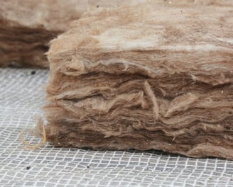 Gros plan sur un isolant écologique en laine de bois installé sous une toiture à Belfort, pour une solution naturelle et perf