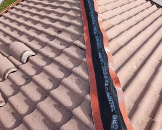 Installation d’une bande d’étanchéité sur le faîtage d’une toiture à Montbéliard pour une protection optimale contre les infi