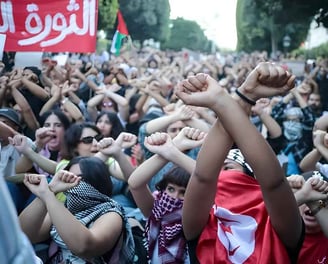 Étudiants en Tunisie protestant contre la dictature de kais said, dénonçant la répression politique,
