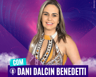 Dani Dalcin Benedetti sorrindo, com fundo roxo e rosa vibrante, e texto destacando seu nome.