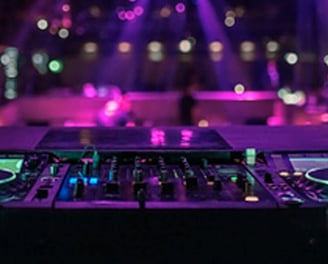 console de DJ la nuit dans une ambiance pourpre
