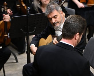 Rafael Serrallet junto a Serhiy Khorovets y la Lviv Philharmonic
