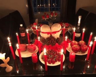 ritual con velas rojas encendidas realizando un amarre real