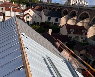 couverture d'une maison avec une toiture zinc https://www.construction-baticom.fr/