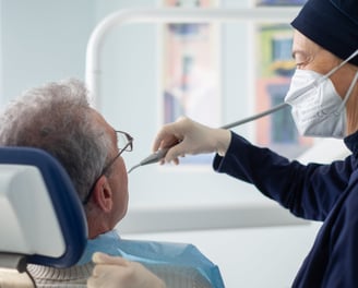 Un dentista che si prende cura del paziente