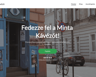 Kávézó bemutatkozó weboldal – utcakép nyitott kék ajtóval, Balaton-parti hangulatú dizájn