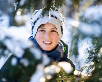 Porträt von Philipp Geisler, fotografiert durch Zweige im Winter