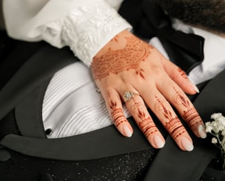 La main de la mariée est posée sur le marié