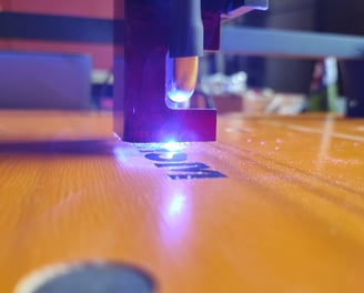 Gravure laser en cours