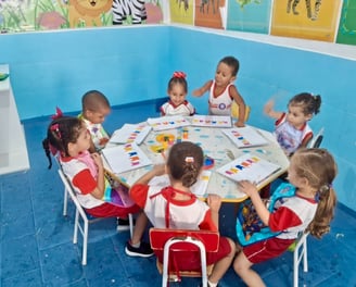 Crianças da educação infantil em sala de aula durante atividade escolar