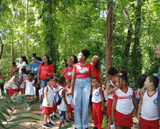Crianças da educação infantil durante uma visita pedagógica ao jardim botânico de salvador/ba