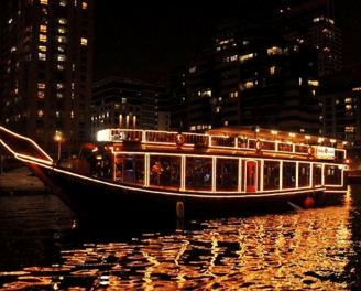 Dîner de croisière en boutre sur la crique et la marina avec pont supérieur