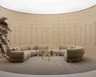 Espacio arquitectónico con luz natural uniforme como metáfora de presencia digital equilibrada