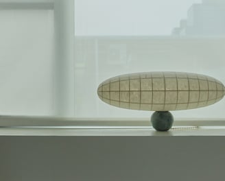 Objeto de diseño artístico junto a ventana, inspiración para contenido visual en redes sociales para arquitectos y diseñadore