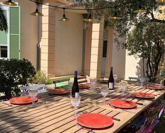 Coin repas à l'ombre en extérieur