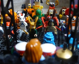 Personaje de Lego diferentes en una fiesta de Lego