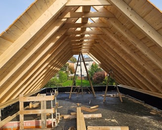 Dachstuhlbau eines Einfamilienhauses mit Holzstruktur