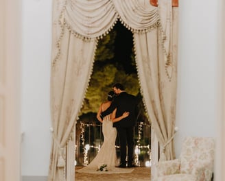 sposi abbracciati sul balcone 