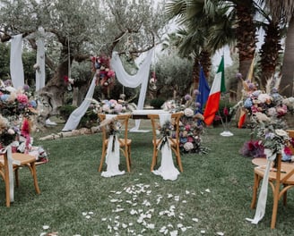 prato verde, cerimonia nuziale con sedie in legno